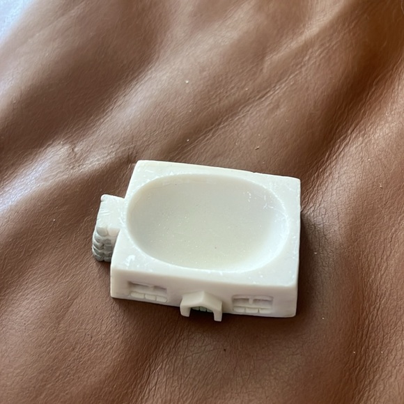 🧹Clearance || Vintage Ceramic Tiny Cottage.  2.25” long.  1.5” tall.  Cute! - Picture 3 of 4